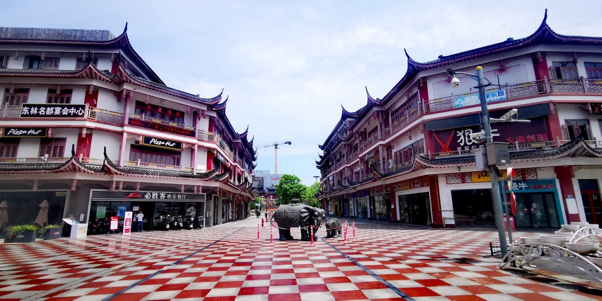 九重宫阙晨霜冷