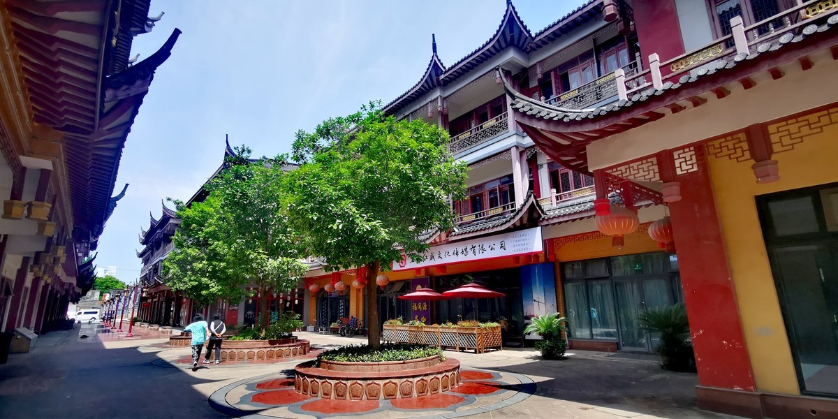 九重宫阙晨霜冷