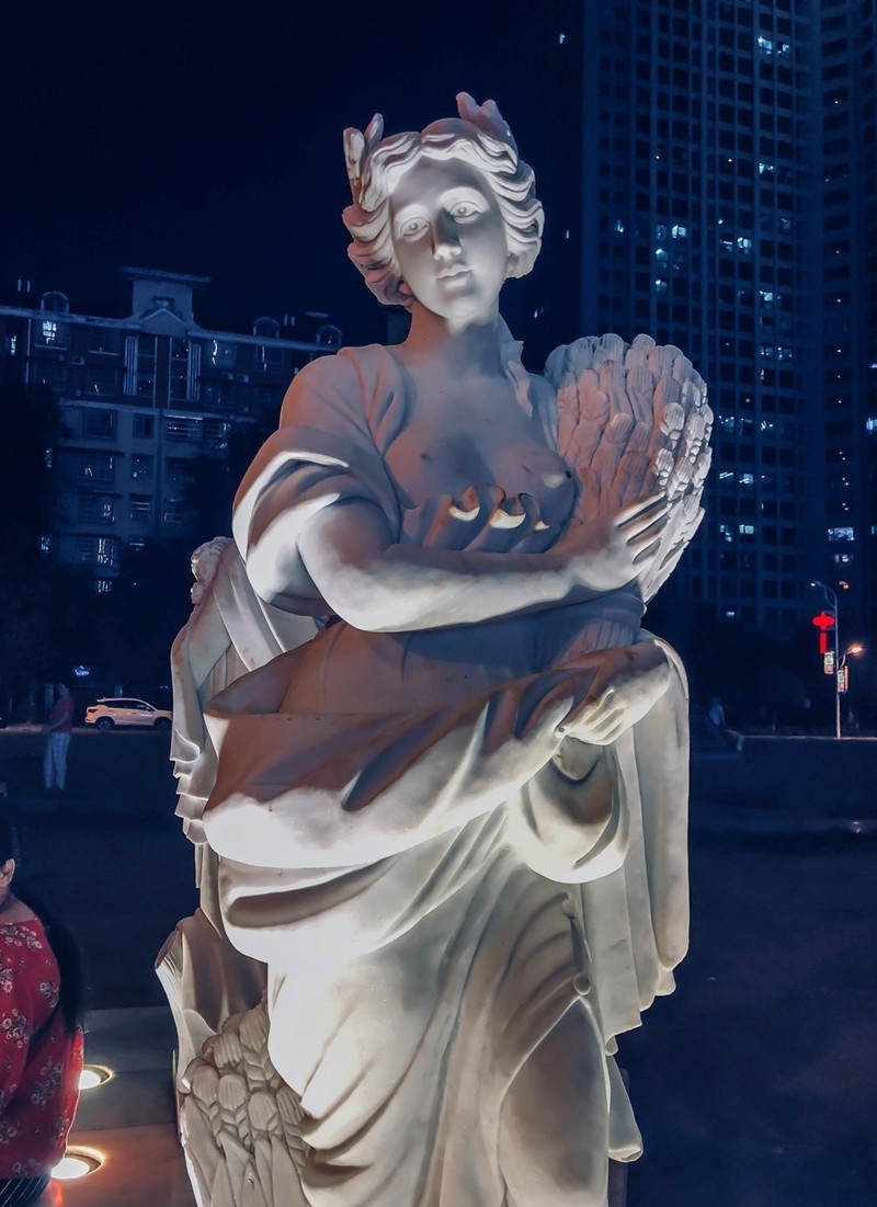 万家丽广场雕像