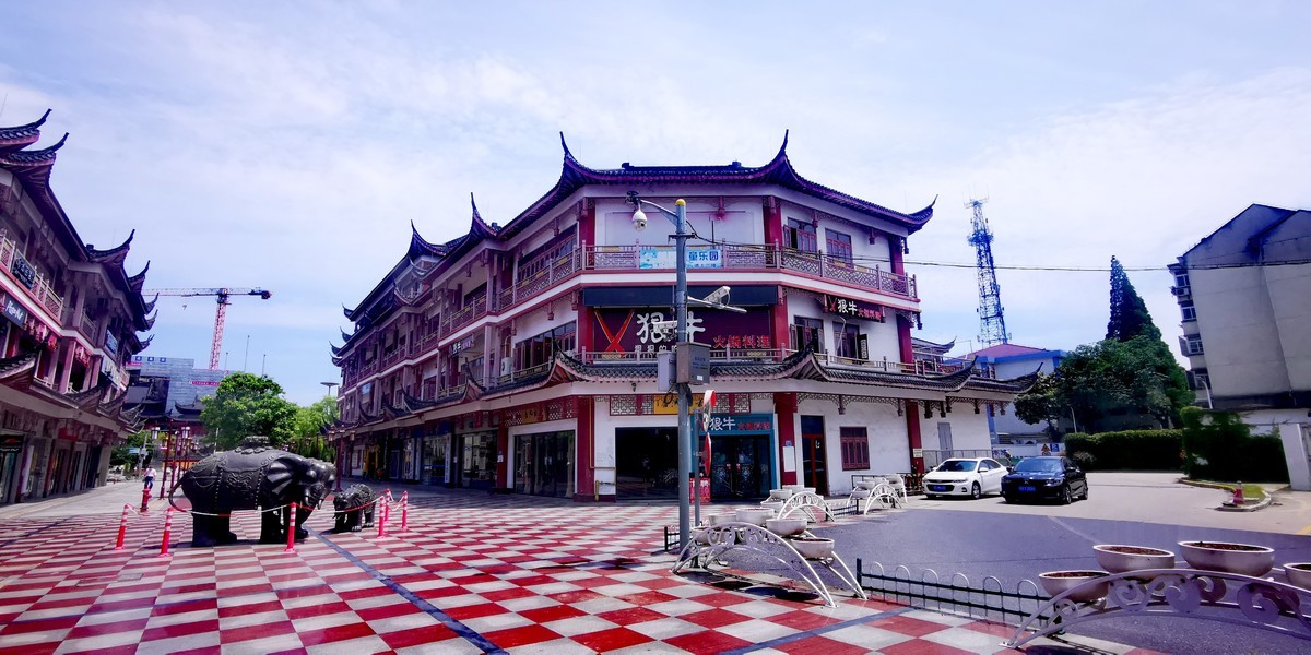 九重宫阙晨霜冷