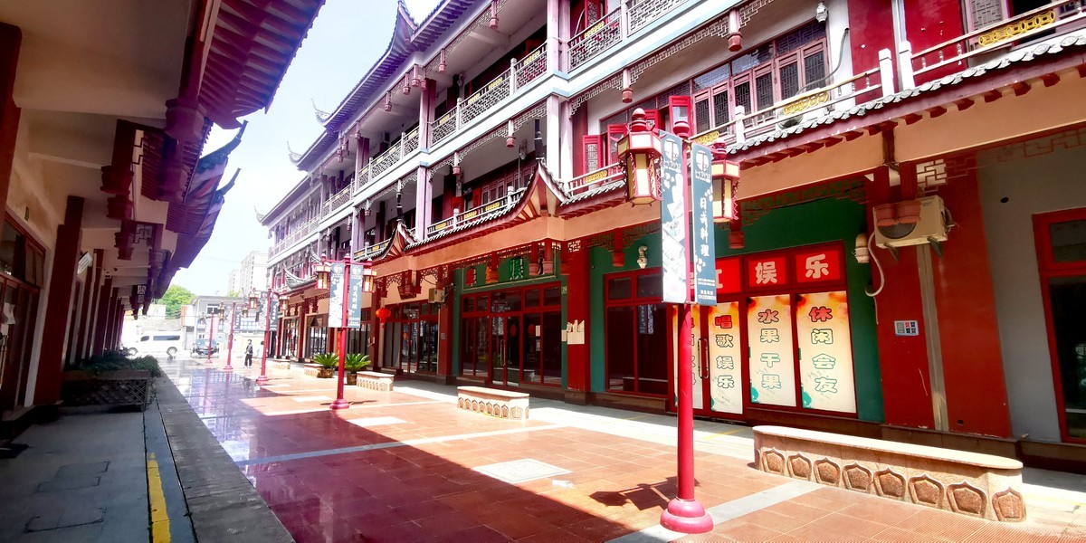 九重宫阙晨霜冷