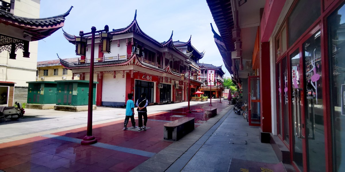 九重宫阙晨霜冷