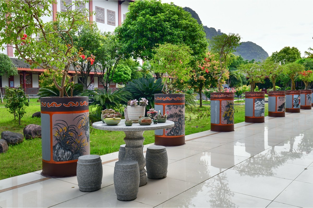 村民自治展示中心的院子