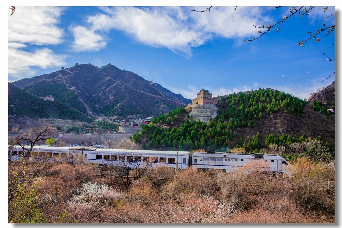 开往春天的列车--居庸关拍列车