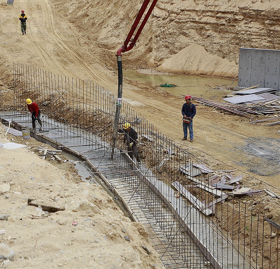 《不老松：忆海南游记》长島兰湾二期工程还在建设正浇筑河道牆！
