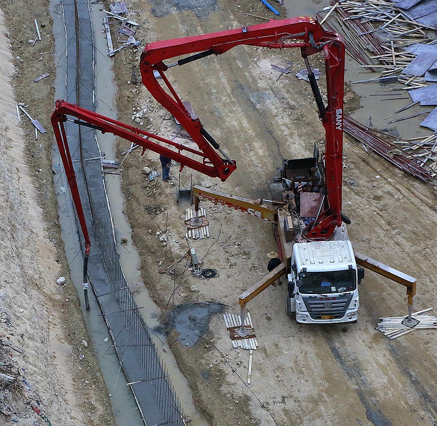 《不老松：忆海南游记》长島兰湾二期工程还在建设正浇筑河道牆！