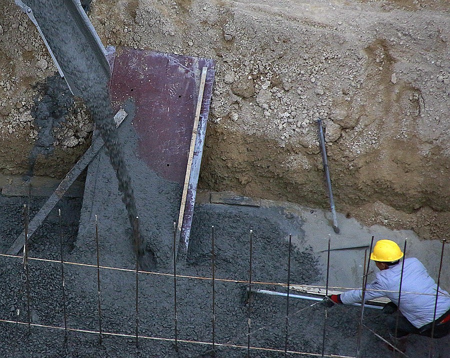 《不老松：忆海南游记》长島兰湾二期工程还在建设正浇筑河道牆！
