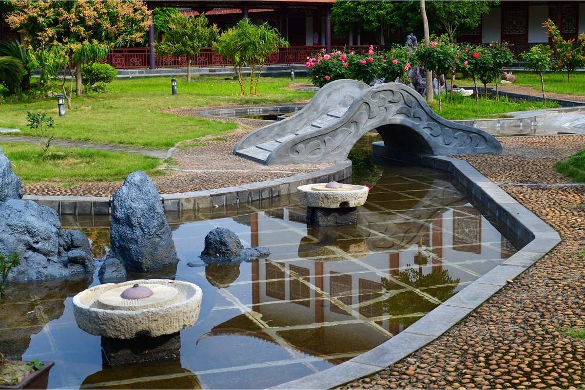 村民自治展示中心的院子