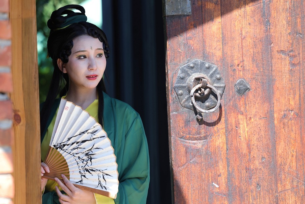 秋日房山露营基地的人像拍摄活动