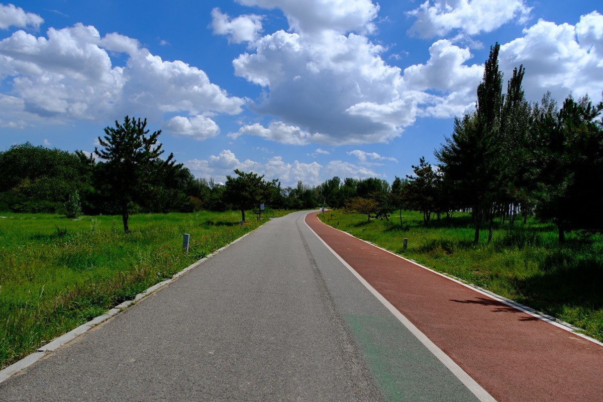 包头赛罕塔拉城中草原的蓝天白云