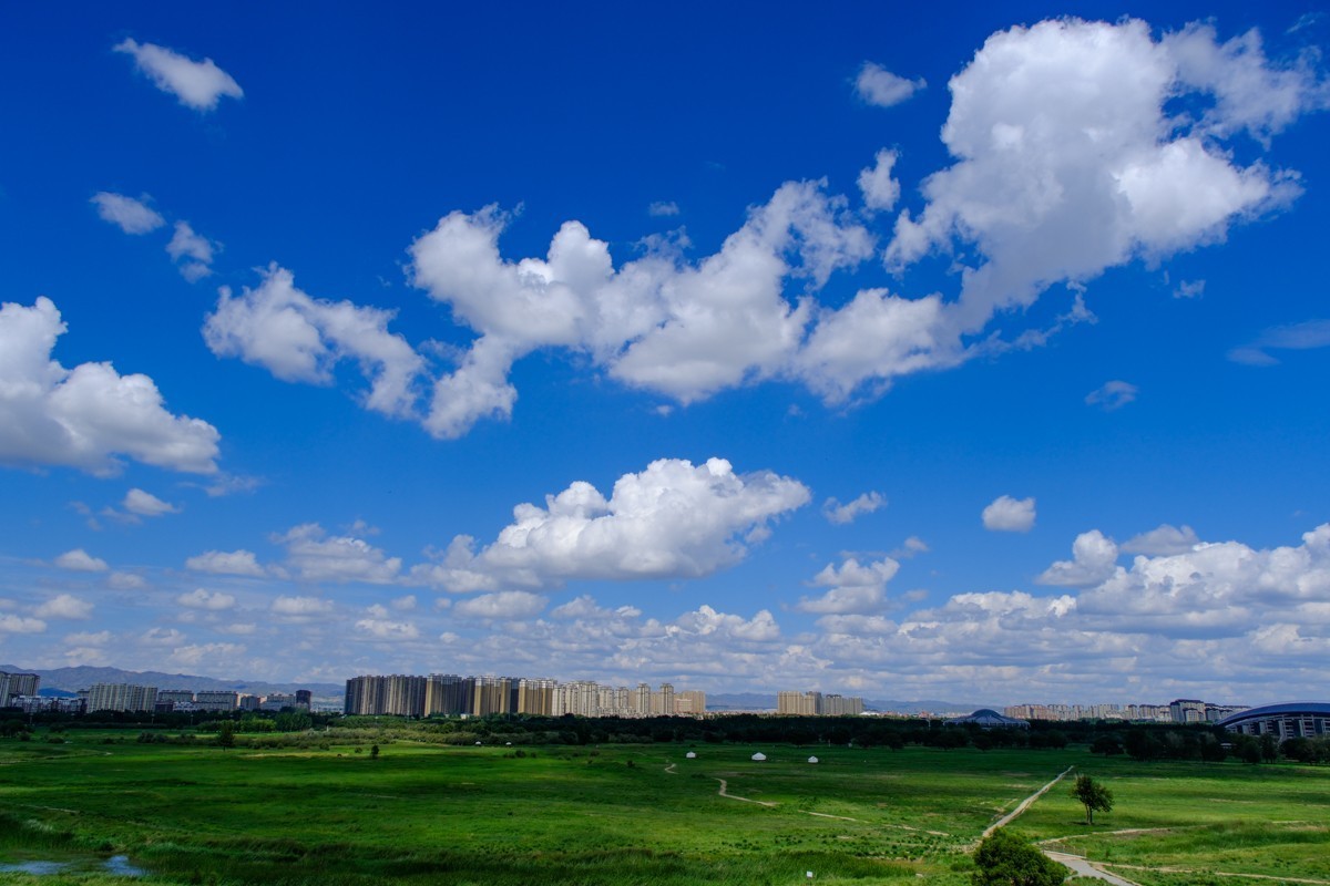 包头赛罕塔拉城中草原的蓝天白云