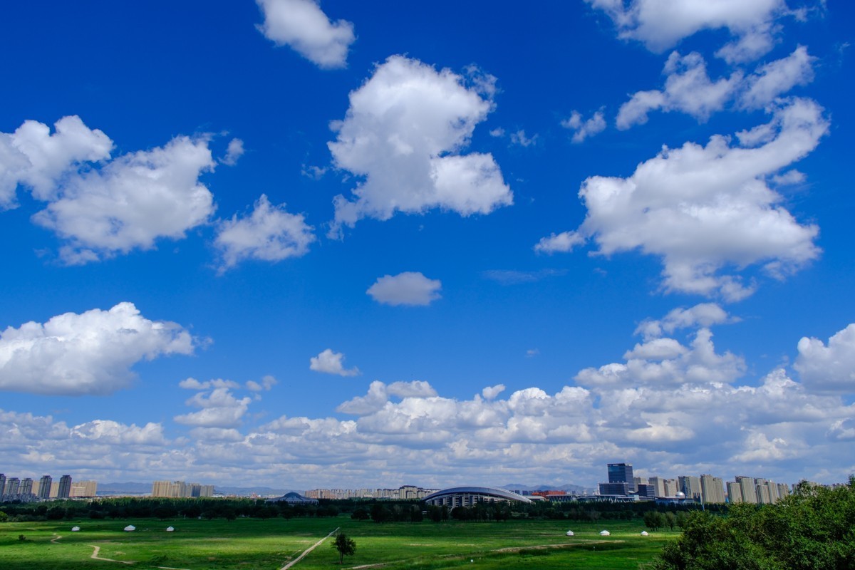 包头赛罕塔拉城中草原的蓝天白云