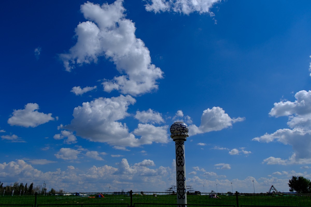 包头赛罕塔拉城中草原的蓝天白云