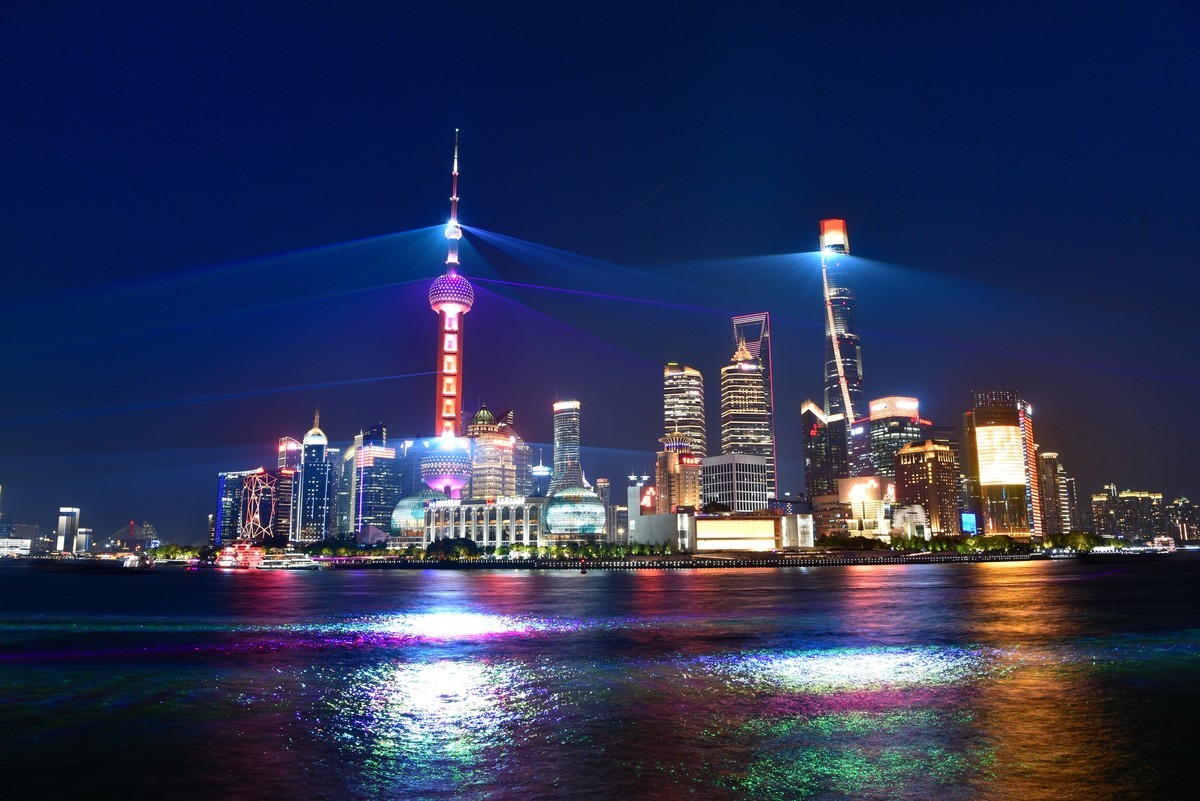 上海外滩，浦东开发35周年灯光秀