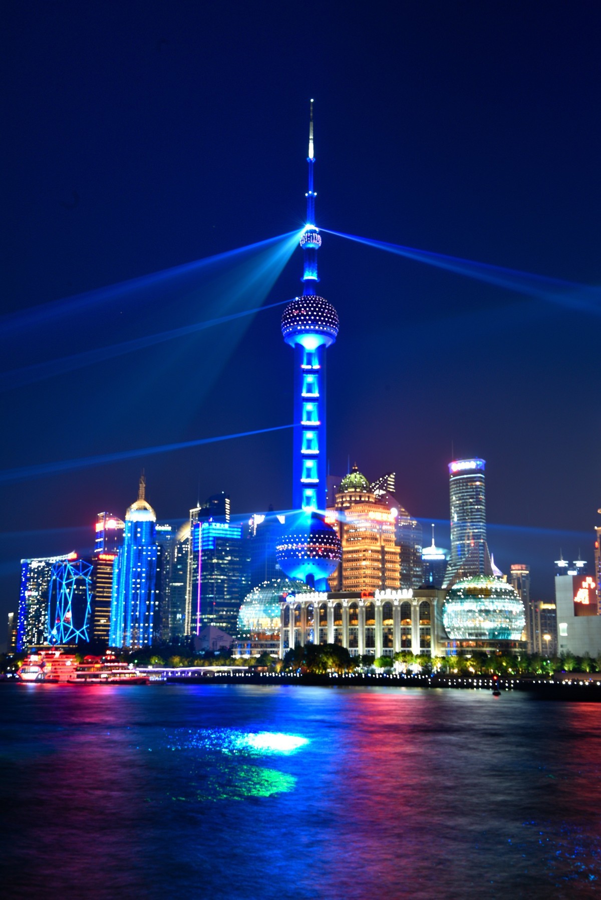 上海外滩，浦东开发35周年灯光秀