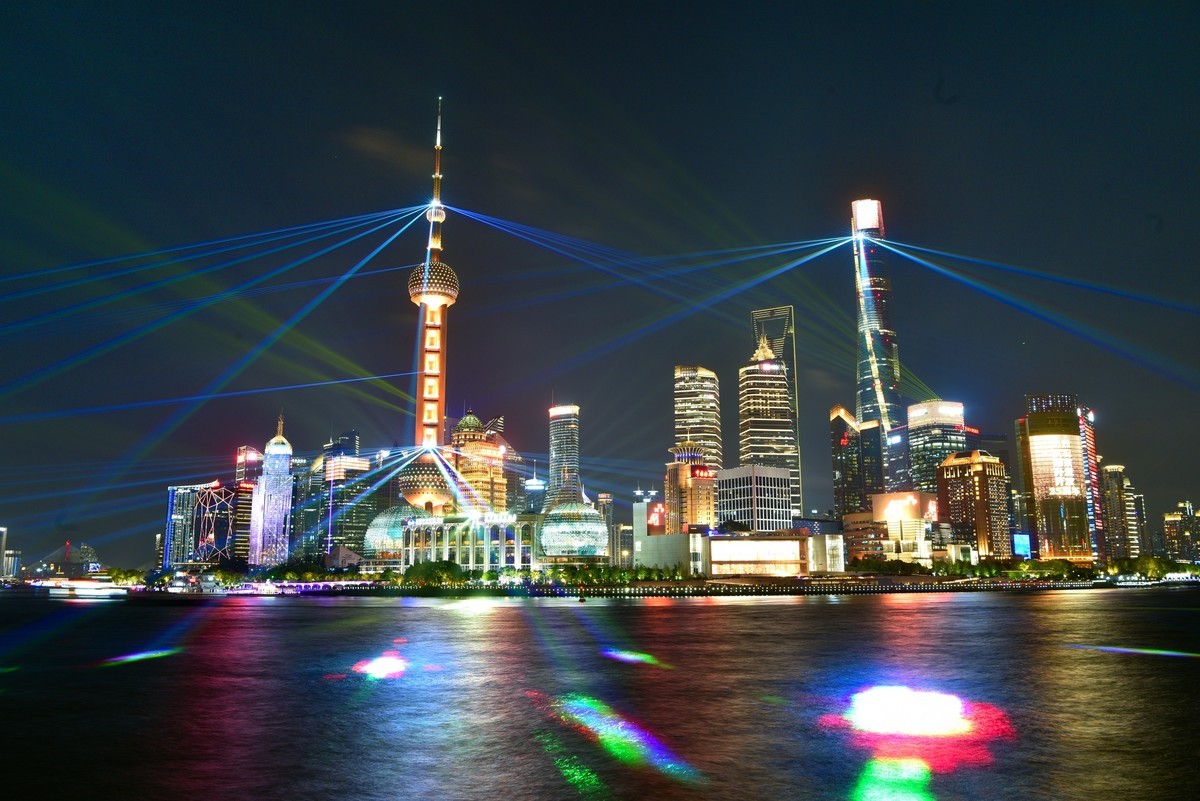 上海外滩，浦东开发35周年灯光秀