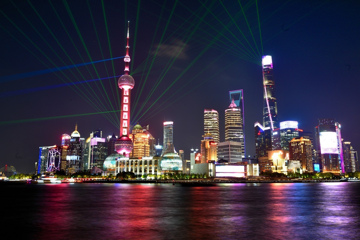 上海外滩，浦东开发35周年灯光秀