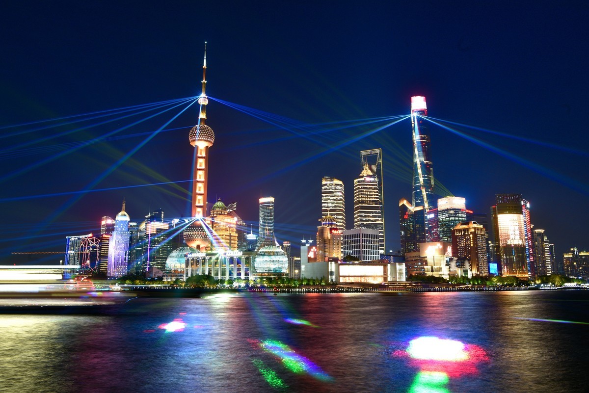 上海外滩，浦东开发35周年灯光秀