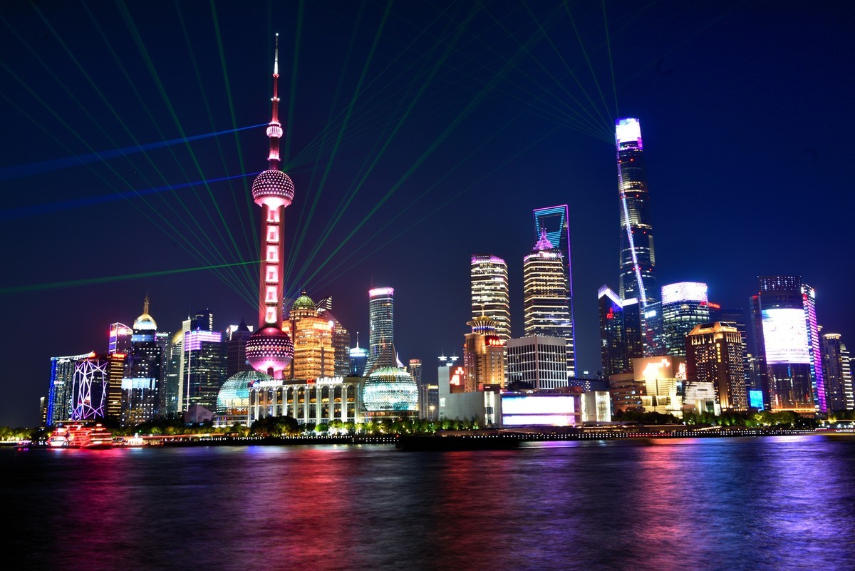 上海外滩，浦东开发35周年灯光秀