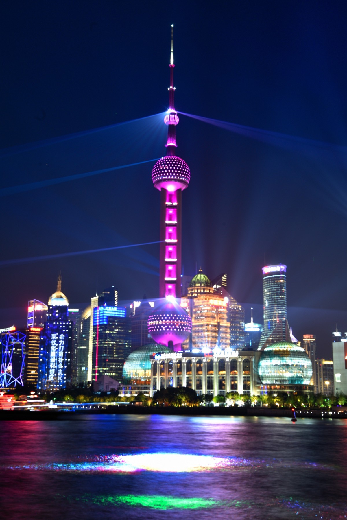 上海外滩，浦东开发35周年灯光秀