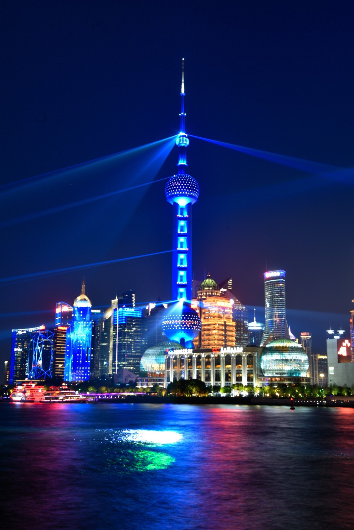 上海外滩，浦东开发35周年灯光秀