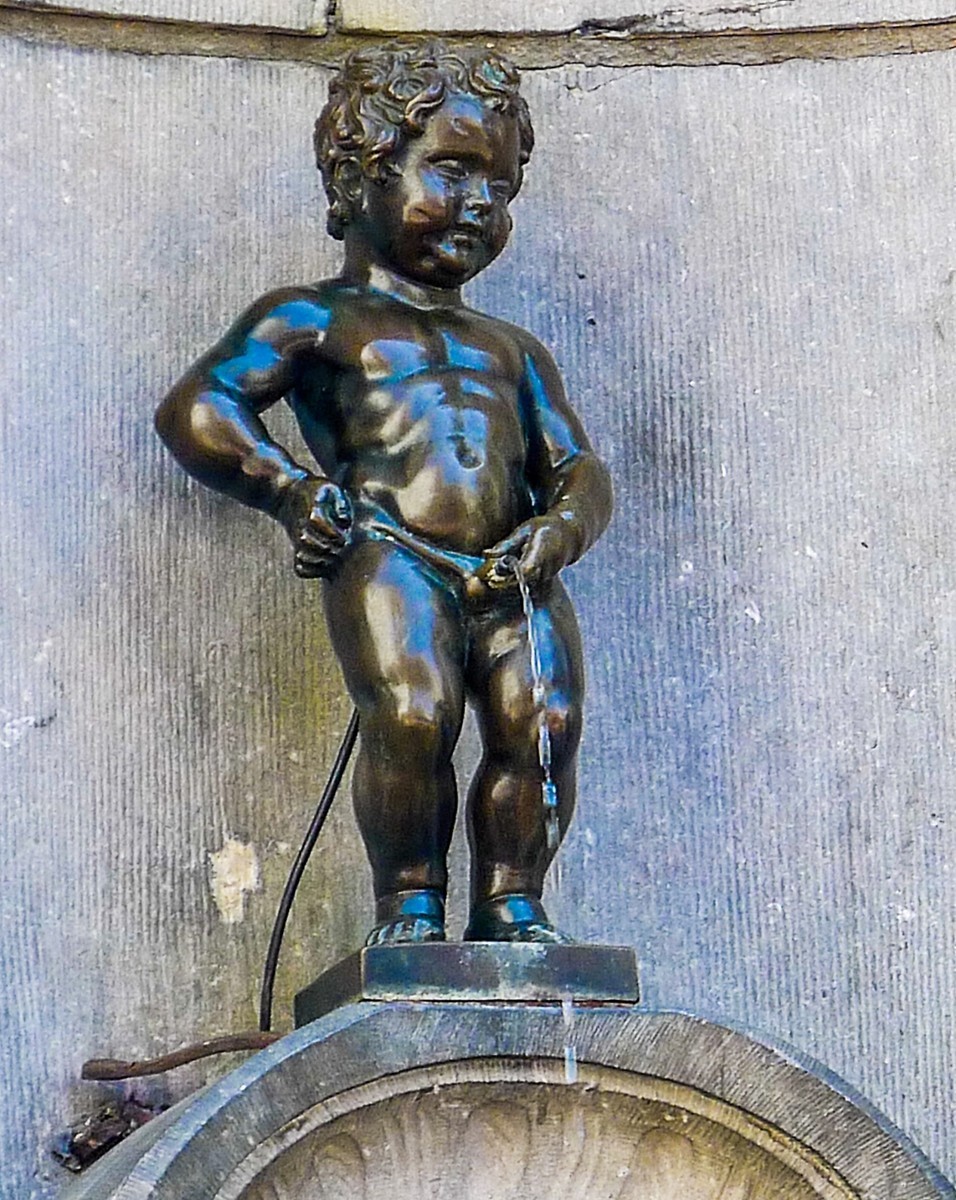 布鲁塞尔小男孩雕像图片