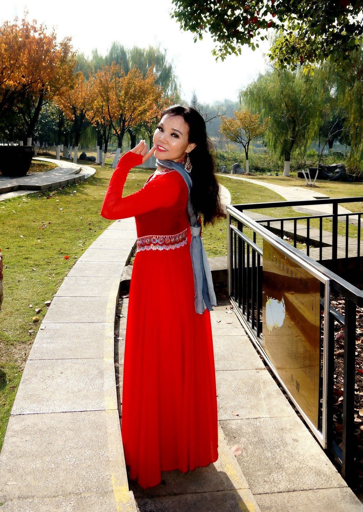 沙湖公园的新疆舞美女