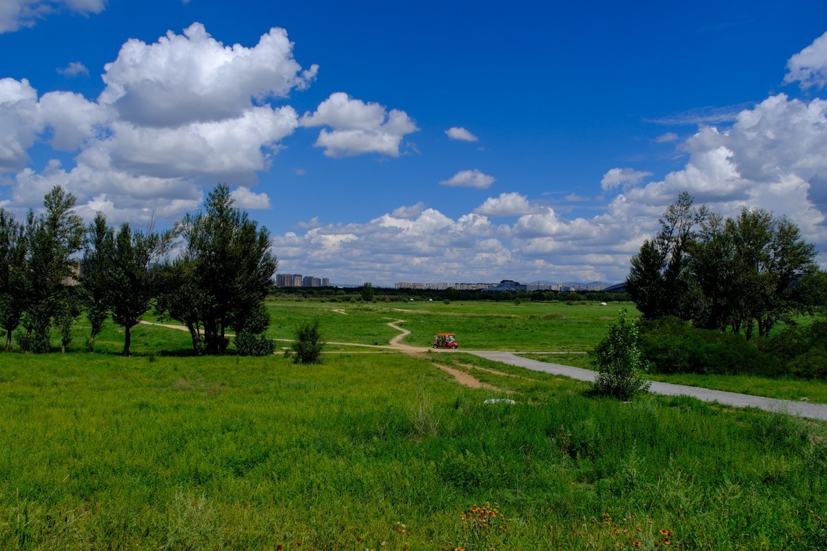 包头赛罕塔拉城中草原的蓝天白云