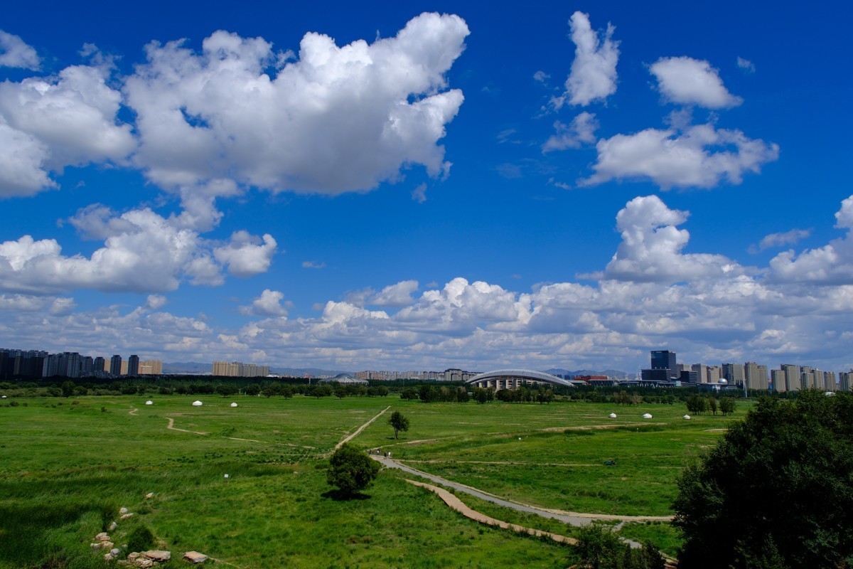 包头赛罕塔拉城中草原的蓝天白云