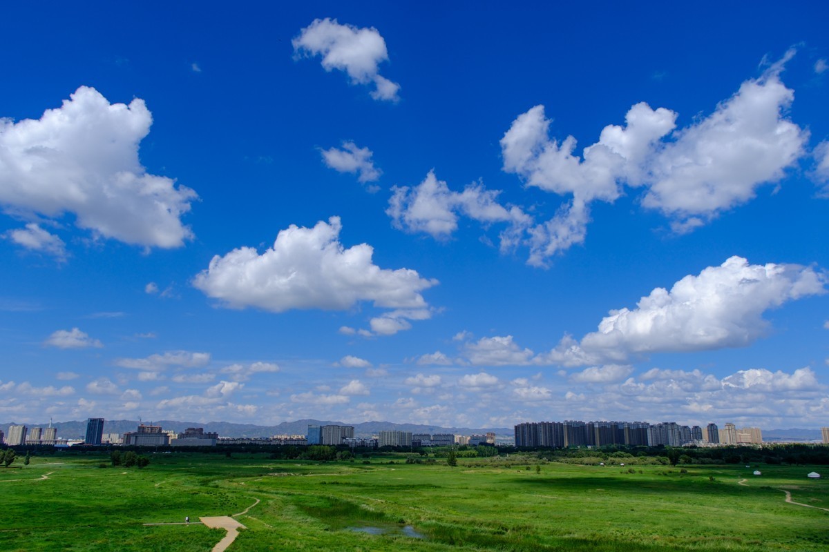 包头赛罕塔拉城中草原的蓝天白云