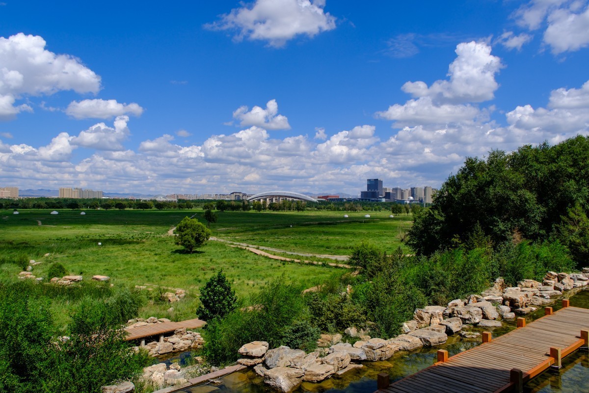 包头赛罕塔拉城中草原的蓝天白云