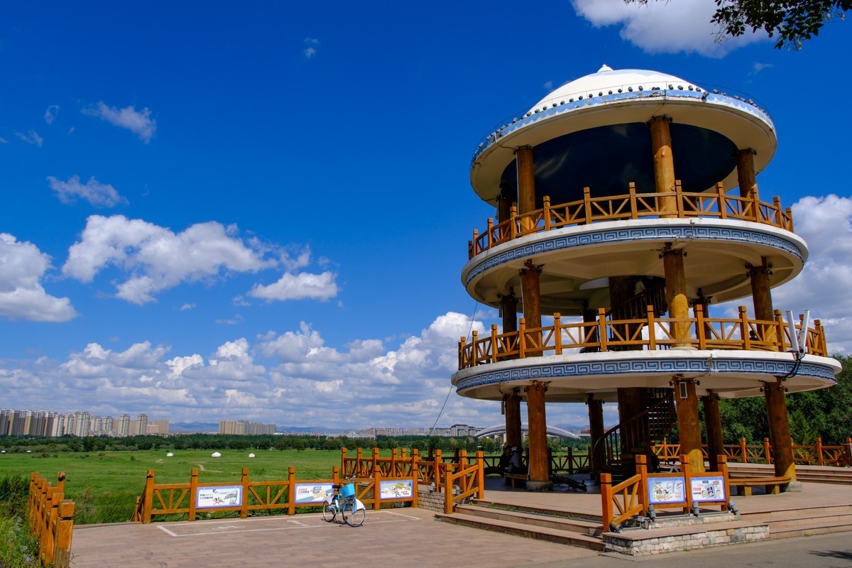 包头赛罕塔拉城中草原的蓝天白云