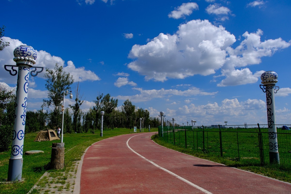 包头赛罕塔拉城中草原的蓝天白云