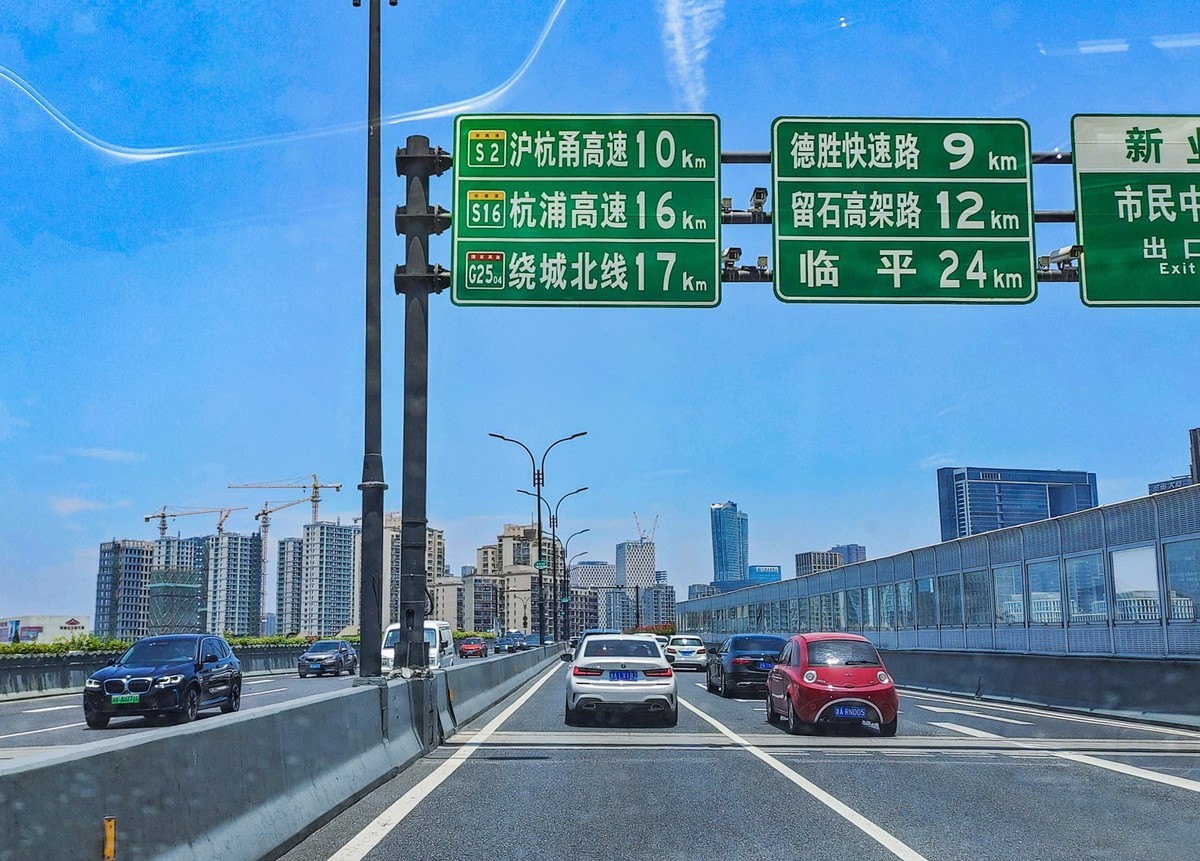 杭州钱塘江大桥及两岸城市风光