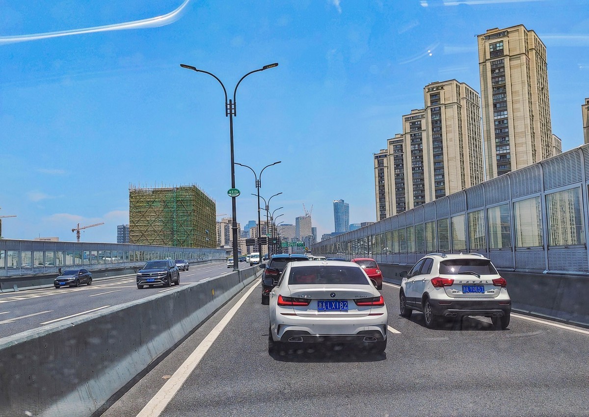 杭州钱塘江大桥及两岸城市风光