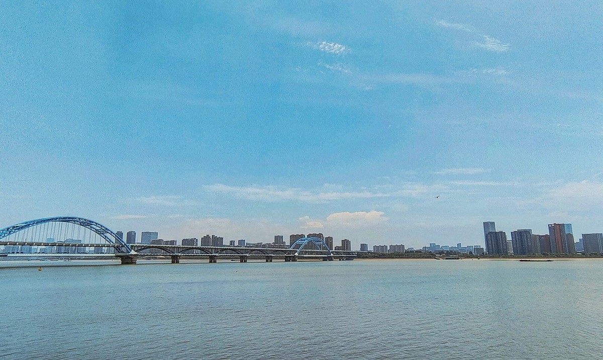 杭州钱塘江大桥及两岸城市风光