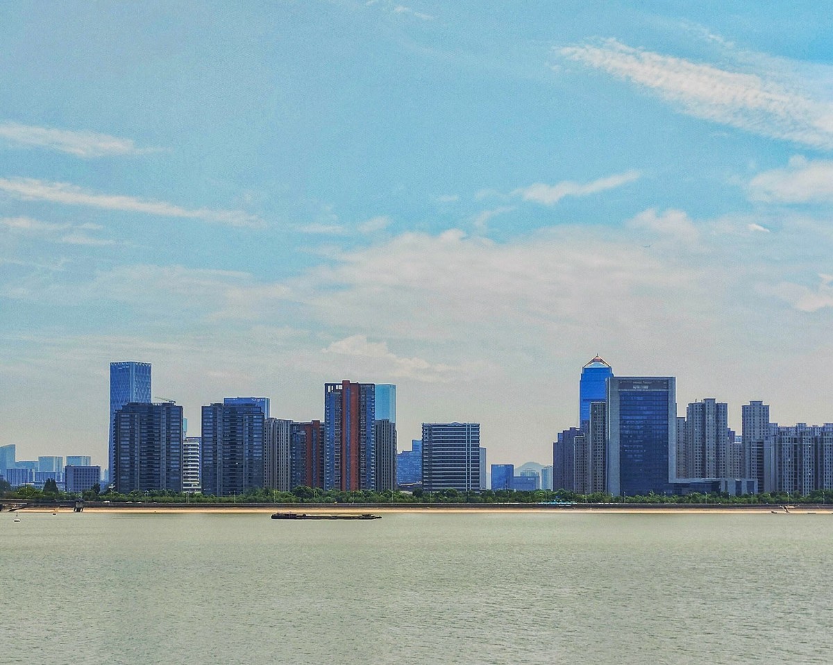 杭州钱塘江大桥及两岸城市风光