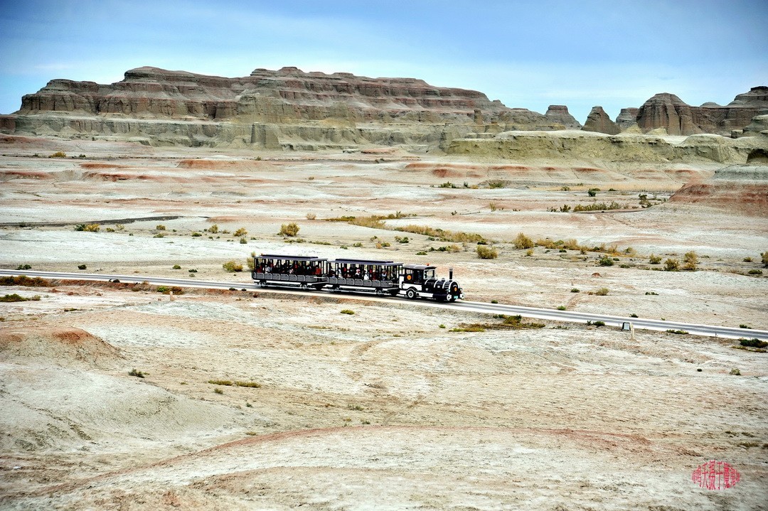 世界魔鬼城国家5A级旅游景区景区             周鸣天
