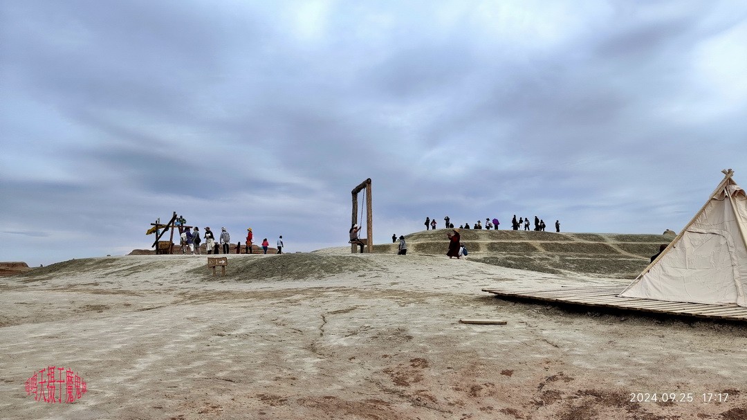 世界魔鬼城国家5A级旅游景区景区             周鸣天
