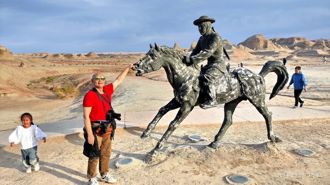 世界魔鬼城国家5A级旅游景区景区             周鸣天
