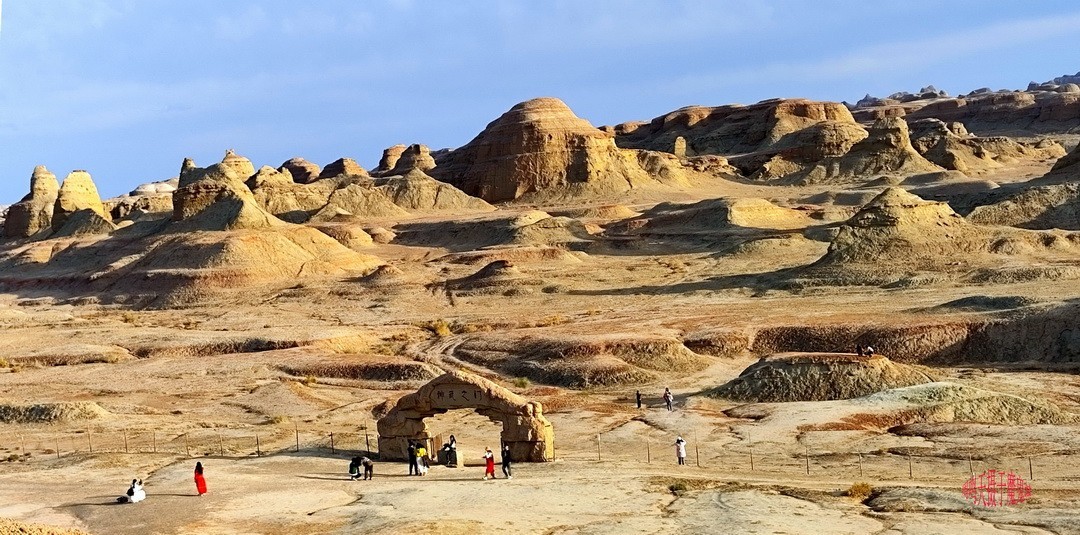 世界魔鬼城国家5A级旅游景区景区             周鸣天