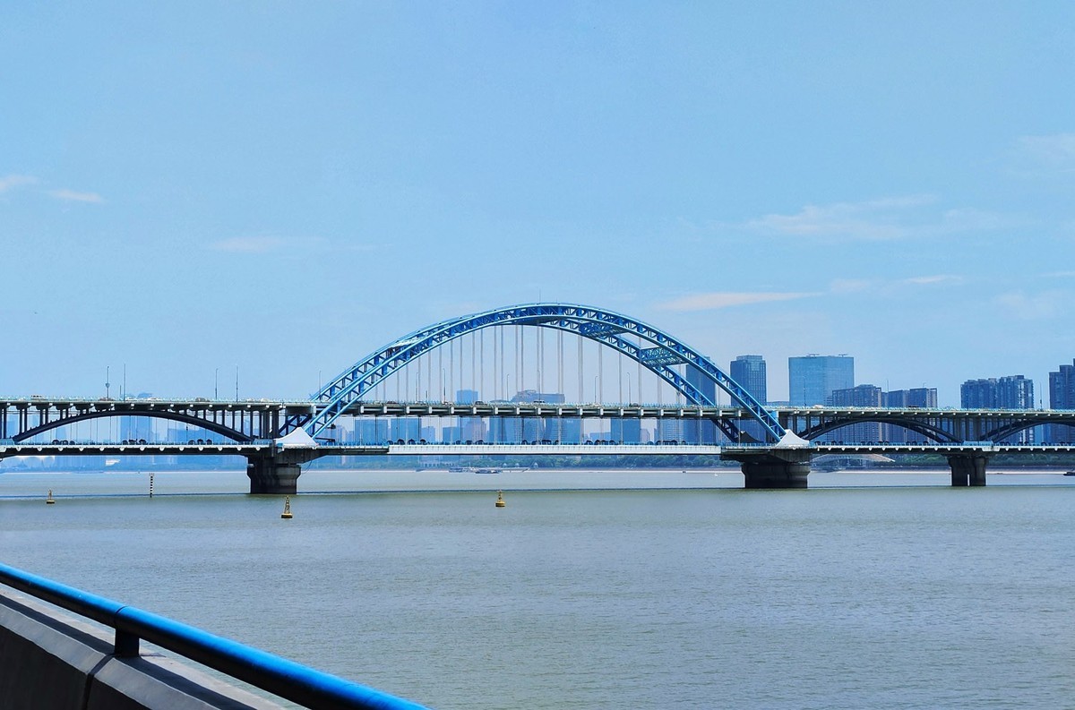杭州钱塘江大桥及两岸城市风光