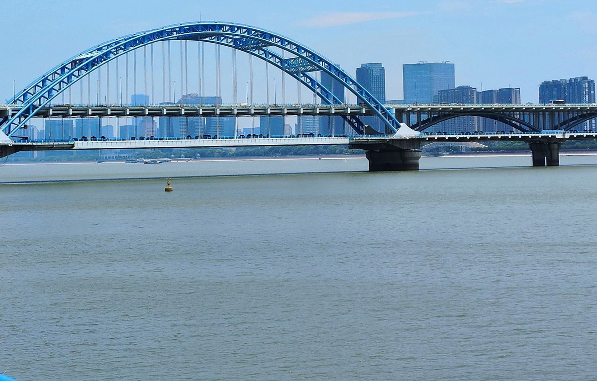 杭州钱塘江大桥及两岸城市风光
