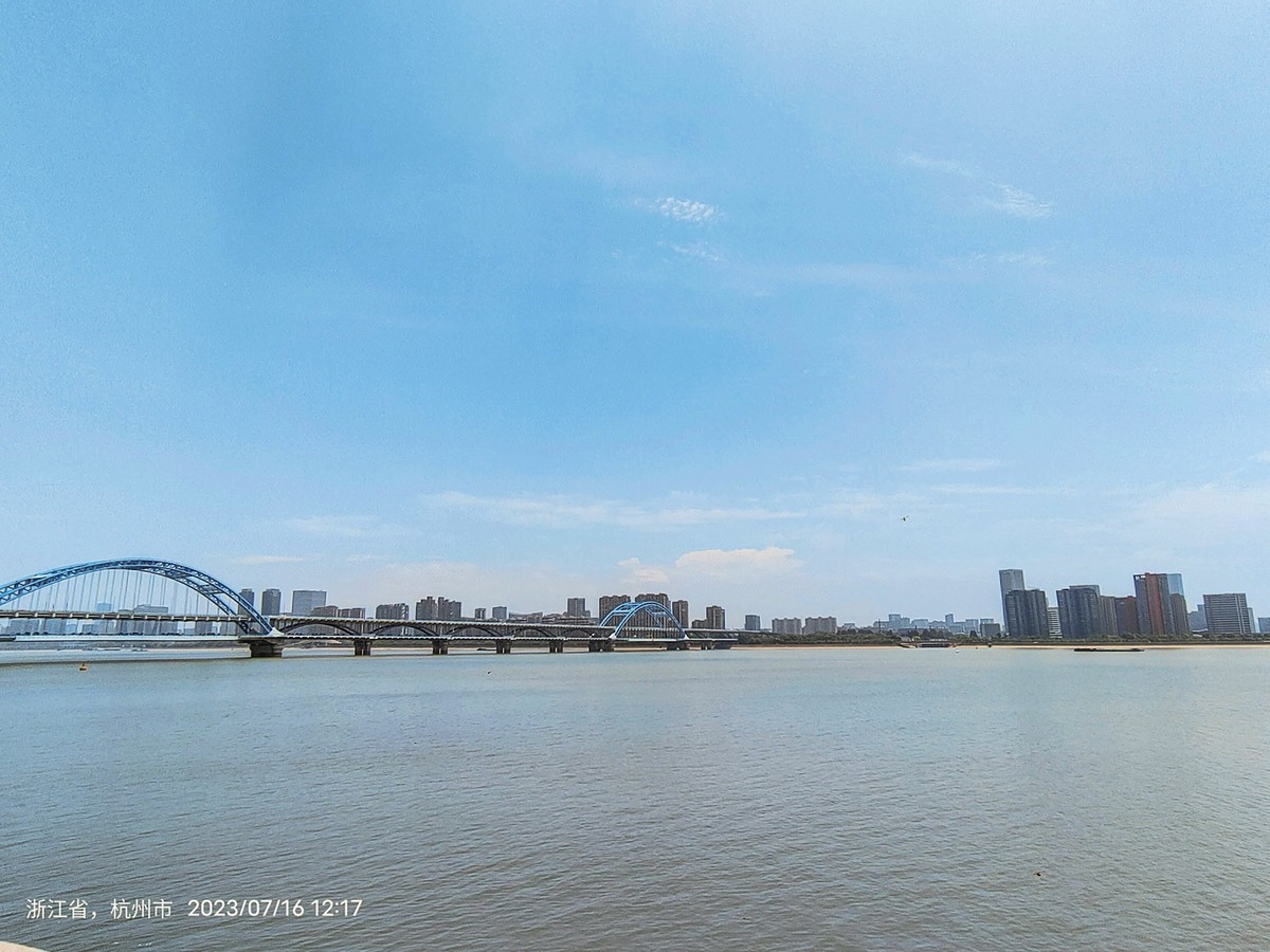 杭州钱塘江大桥及两岸城市风光