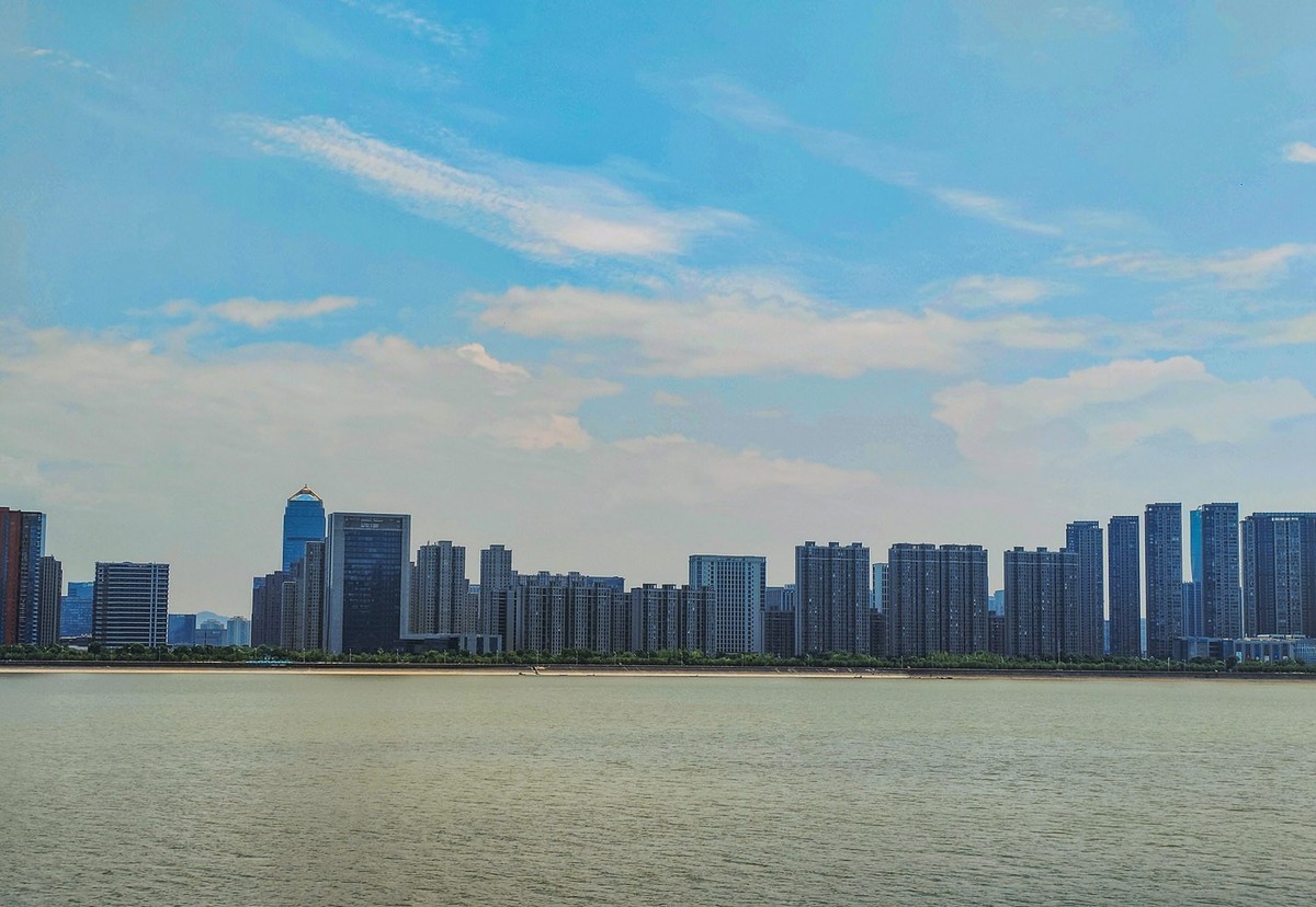 杭州钱塘江大桥及两岸城市风光