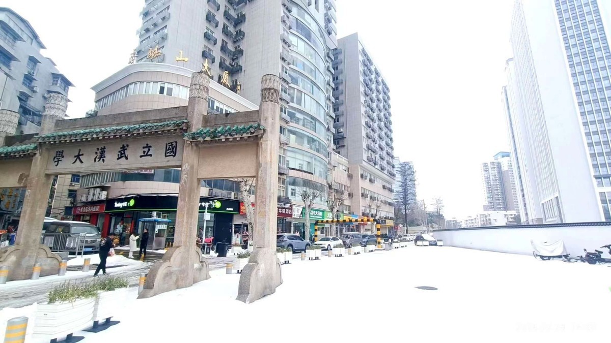 武昌街道口拍雪