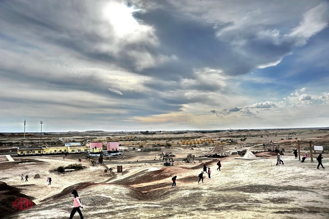 世界魔鬼城国家5A级旅游景区景区             周鸣天