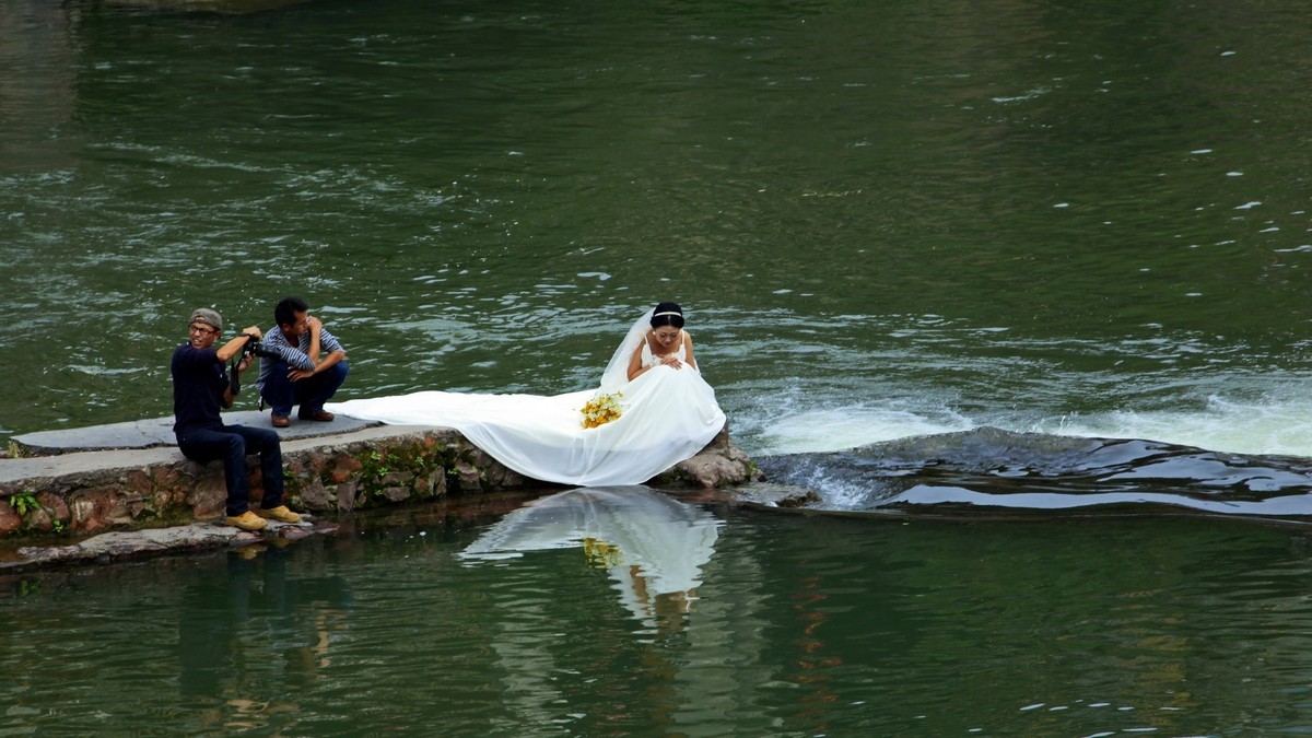 无聊的新郎和沉浸在幸福中的新娘