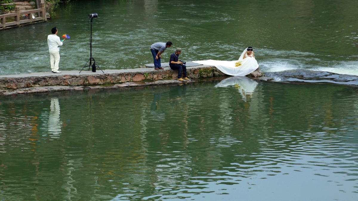 无聊的新郎和沉浸在幸福中的新娘