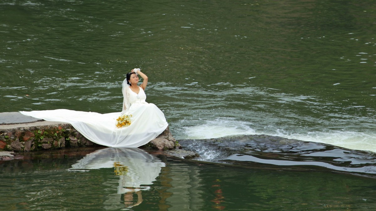 无聊的新郎和沉浸在幸福中的新娘